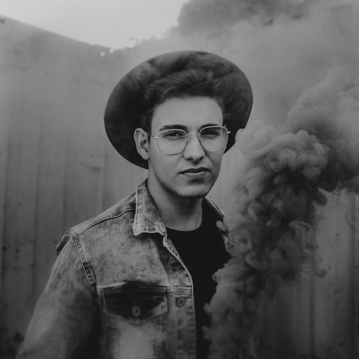 Ideias criativas para ensaios fotograficos masculinos em locais abandonados usando fumaça colorida