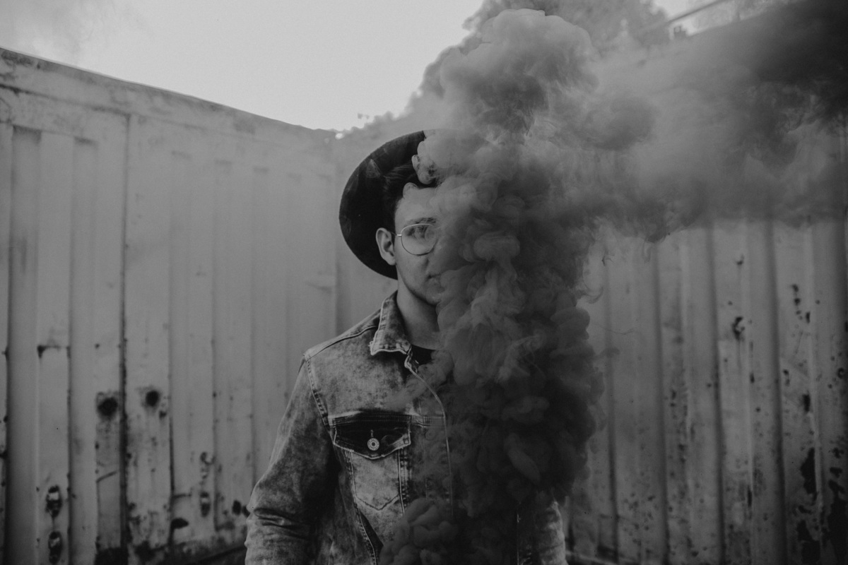 Ideias criativas para ensaios fotograficos masculinos em locais abandonados usando fumaça colorida