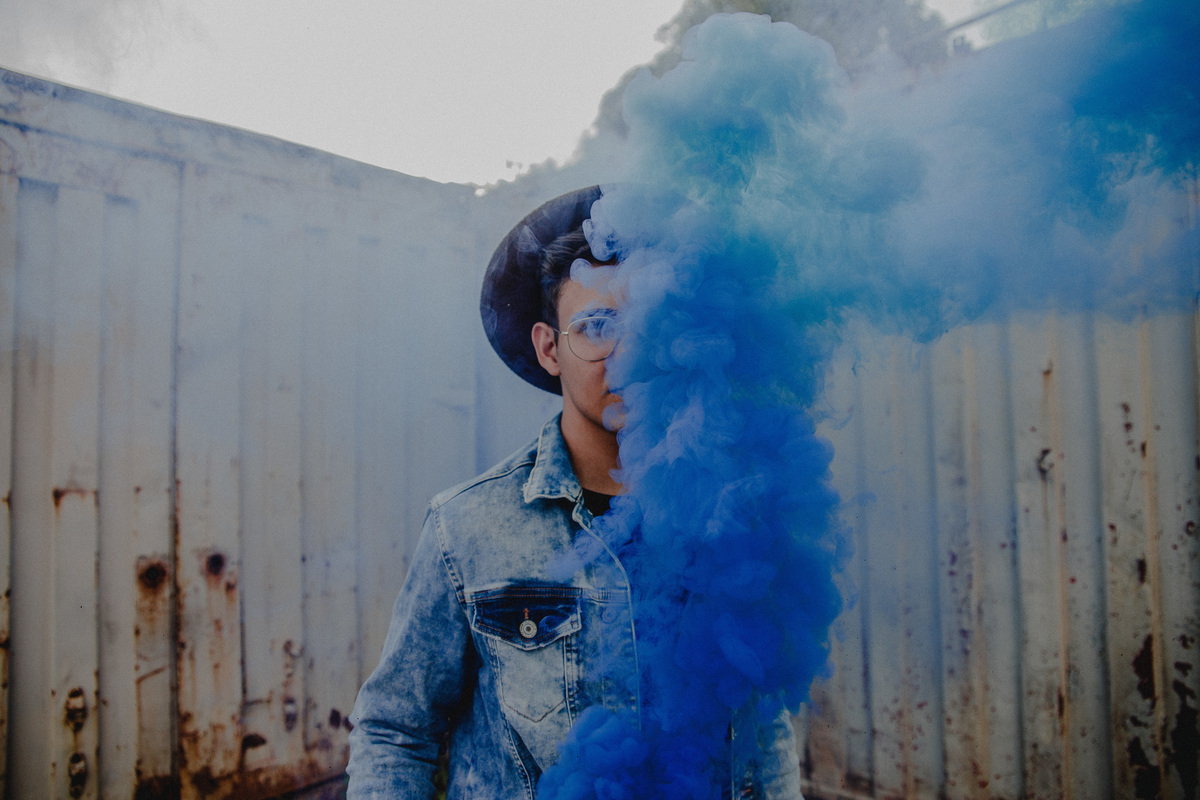 Ideias criativas para ensaios fotograficos masculinos em locais abandonados usando fumaça colorida