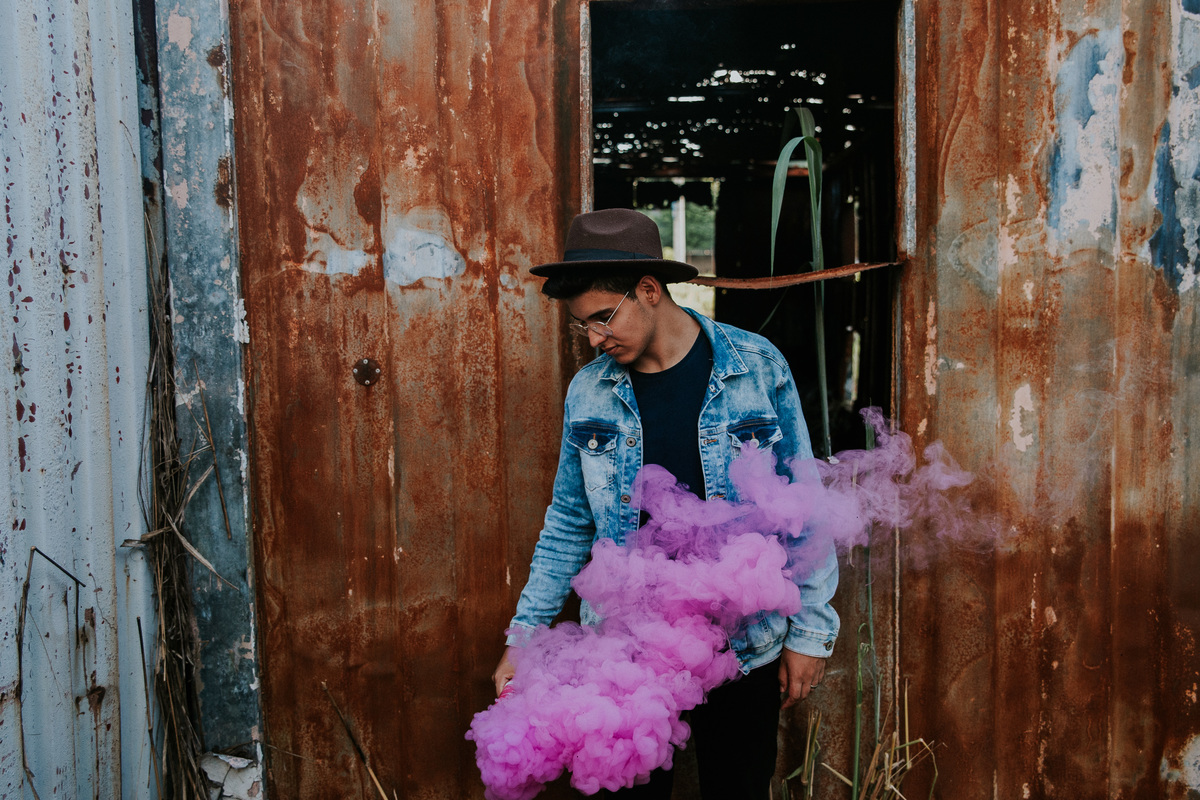 Ideias criativas para ensaios fotograficos masculinos em locais abandonados usando fumaça colorida
