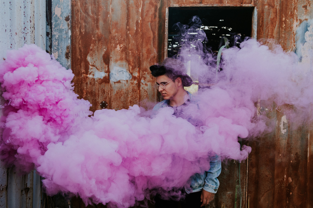 Ideias criativas para ensaios fotograficos masculinos em locais abandonados usando fumaça colorida