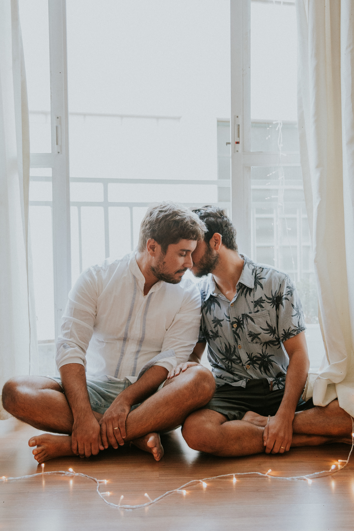 ensaio fotografico, gay, ensaio fotografico homoafetivo, gay portrait, inspiração de ensaio, inspiração de pré casamento, ensaio em casa, ensaio casual, ensaio casual de casal, casal lgbt