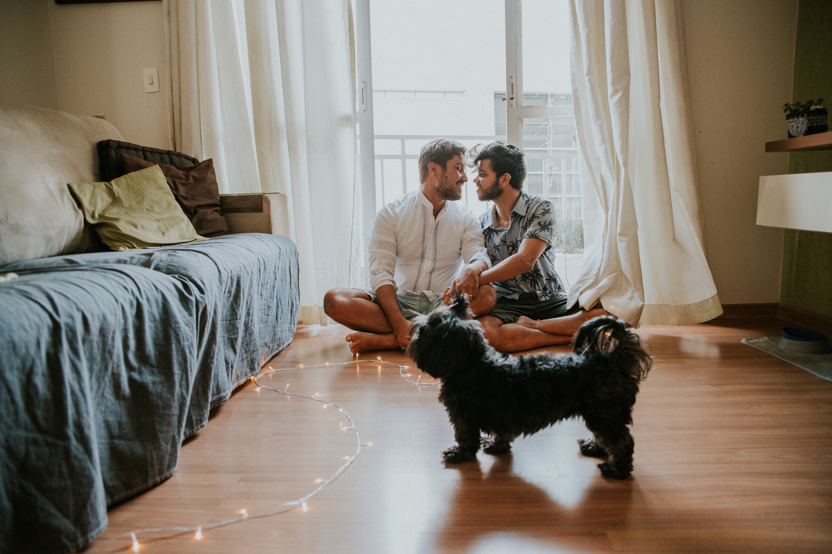 ensaio fotografico, gay, ensaio fotografico homoafetivo, gay portrait, inspiração de ensaio, inspiração de pré casamento, ensaio em casa, ensaio casual, ensaio casual de casal, casal lgbt