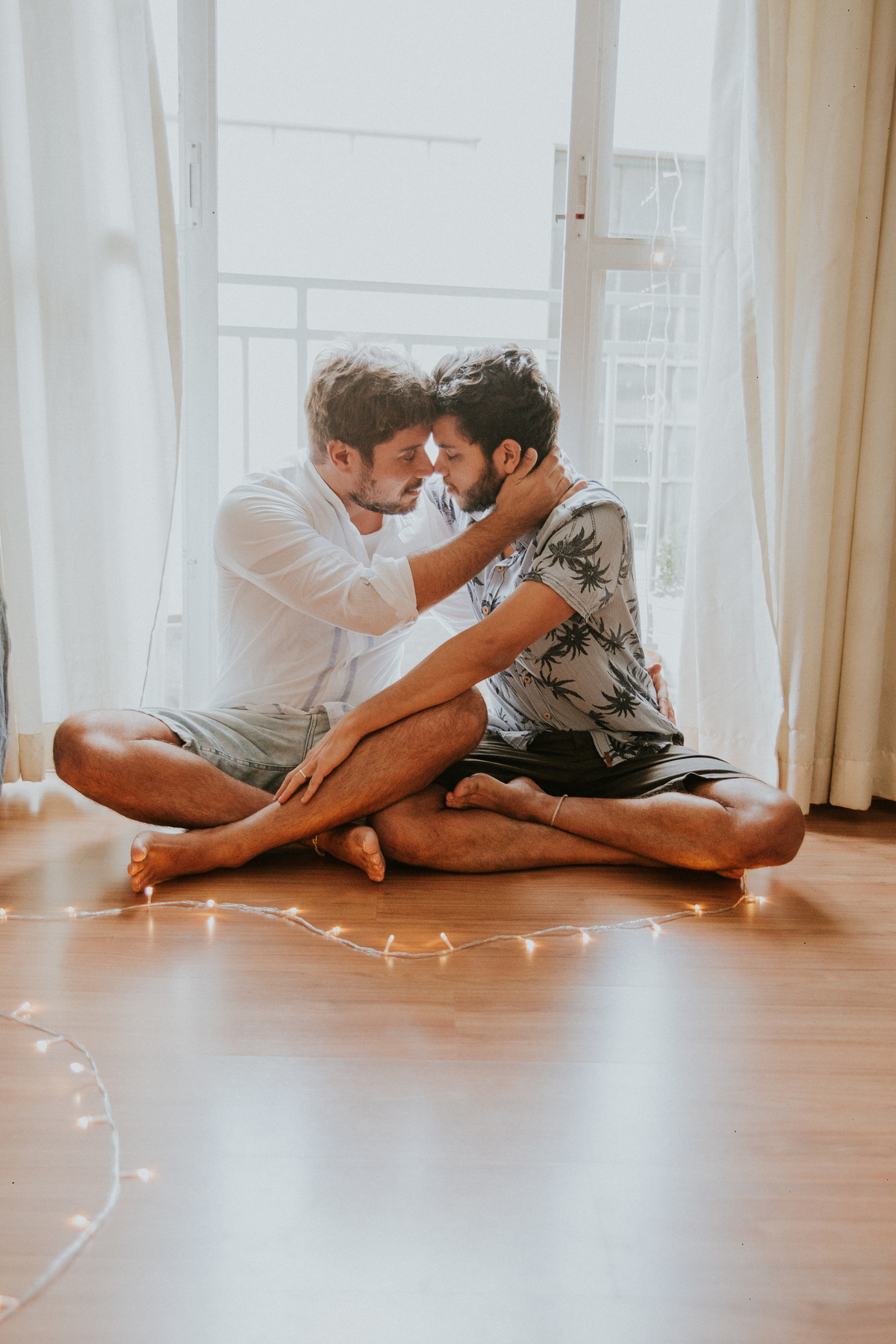 ensaio fotografico, gay, ensaio fotografico homoafetivo, gay portrait, inspiração de ensaio, inspiração de pré casamento, ensaio em casa, ensaio casual, ensaio casual de casal, casal lgbt