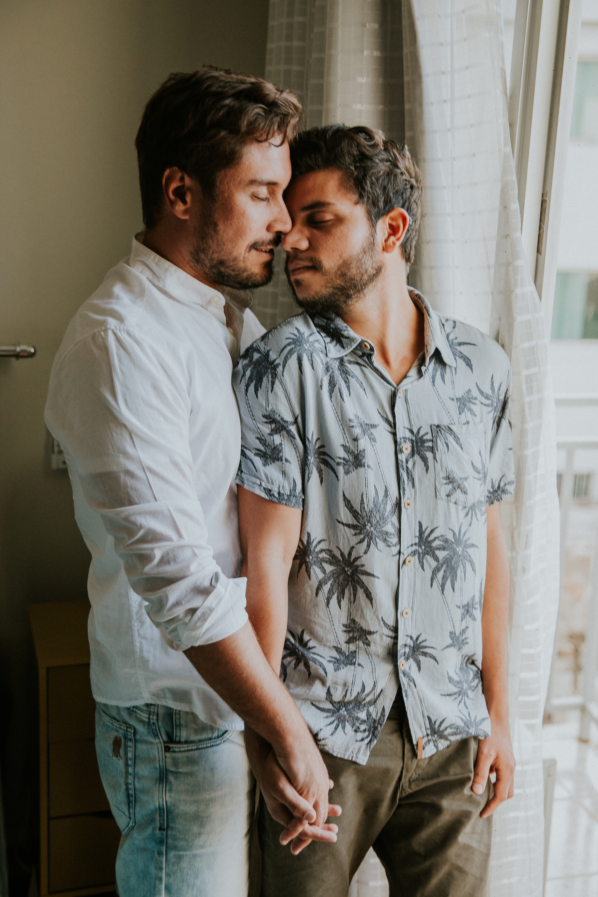 ensaio fotografico, gay, ensaio fotografico homoafetivo, gay portrait, inspiração de ensaio, inspiração de pré casamento, ensaio em casa, ensaio casual, ensaio casual de casal, casal lgbt