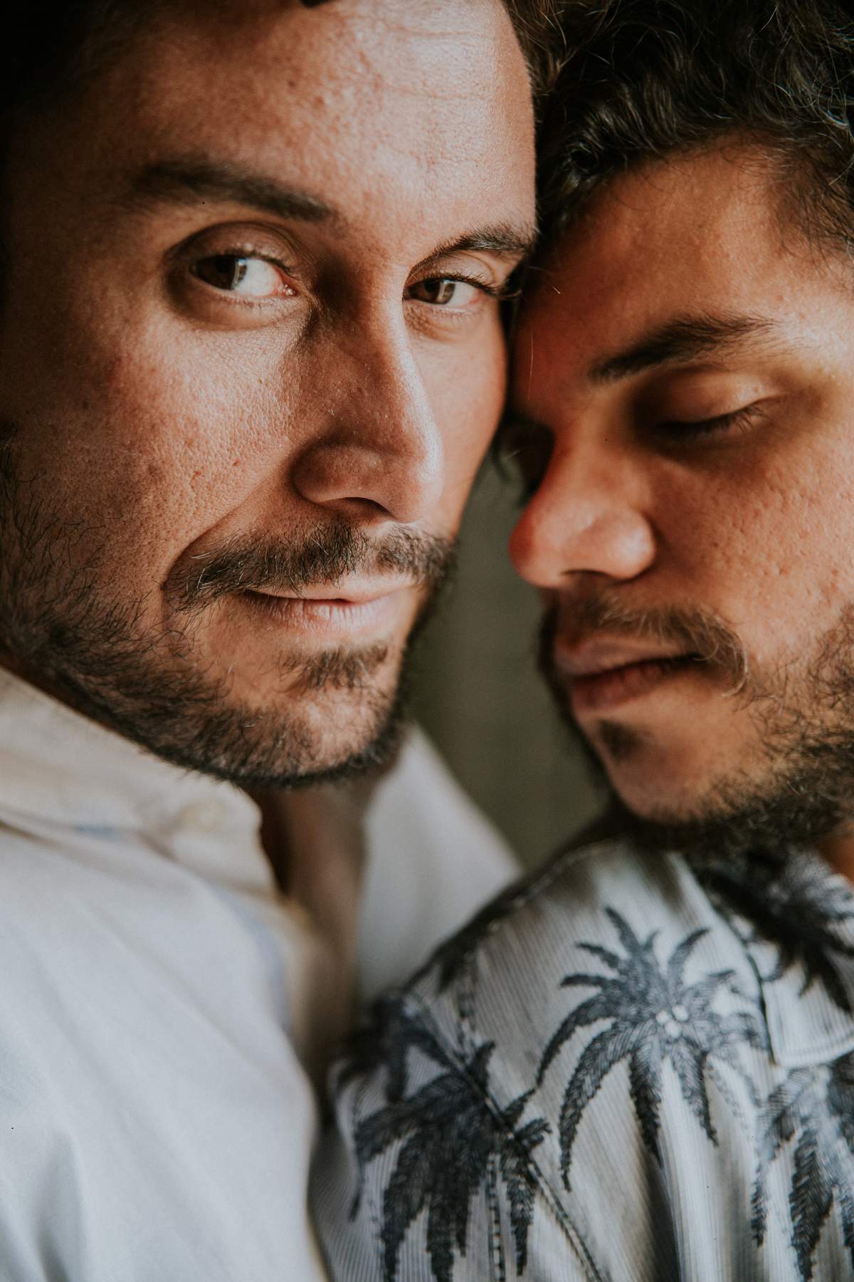 ensaio fotografico, gay, ensaio fotografico homoafetivo, gay portrait, inspiração de ensaio, inspiração de pré casamento, ensaio em casa, ensaio casual, ensaio casual de casal, casal lgbt