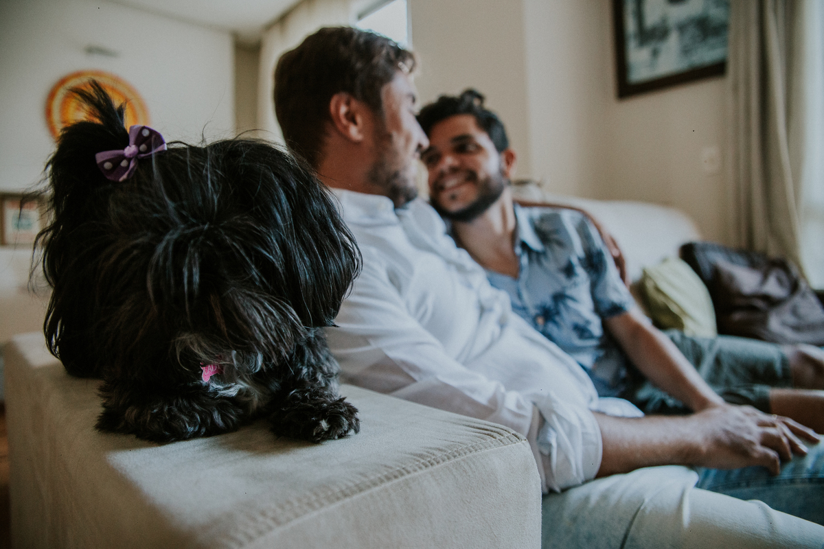 ensaio fotografico, gay, ensaio fotografico homoafetivo, gay portrait, inspiração de ensaio, inspiração de pré casamento, ensaio em casa, ensaio casual, ensaio casual de casal, casal lgbt