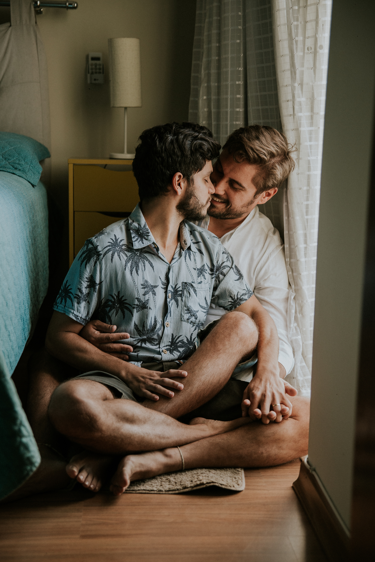 ensaio fotografico, gay, ensaio fotografico homoafetivo, gay portrait, inspiração de ensaio, inspiração de pré casamento, ensaio em casa, ensaio casual, ensaio casual de casal, casal lgbt