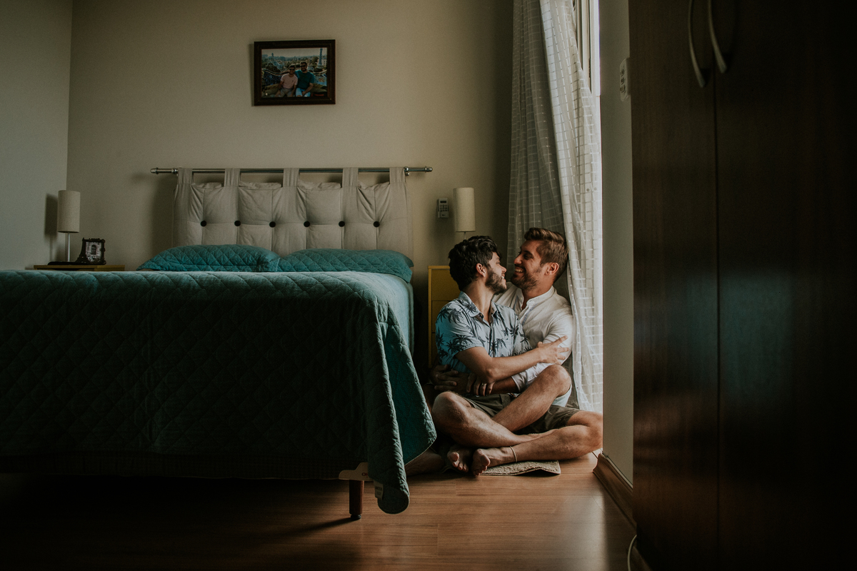 ensaio fotografico, gay, ensaio fotografico homoafetivo, gay portrait, inspiração de ensaio, inspiração de pré casamento, ensaio em casa, ensaio casual, ensaio casual de casal, casal lgbt