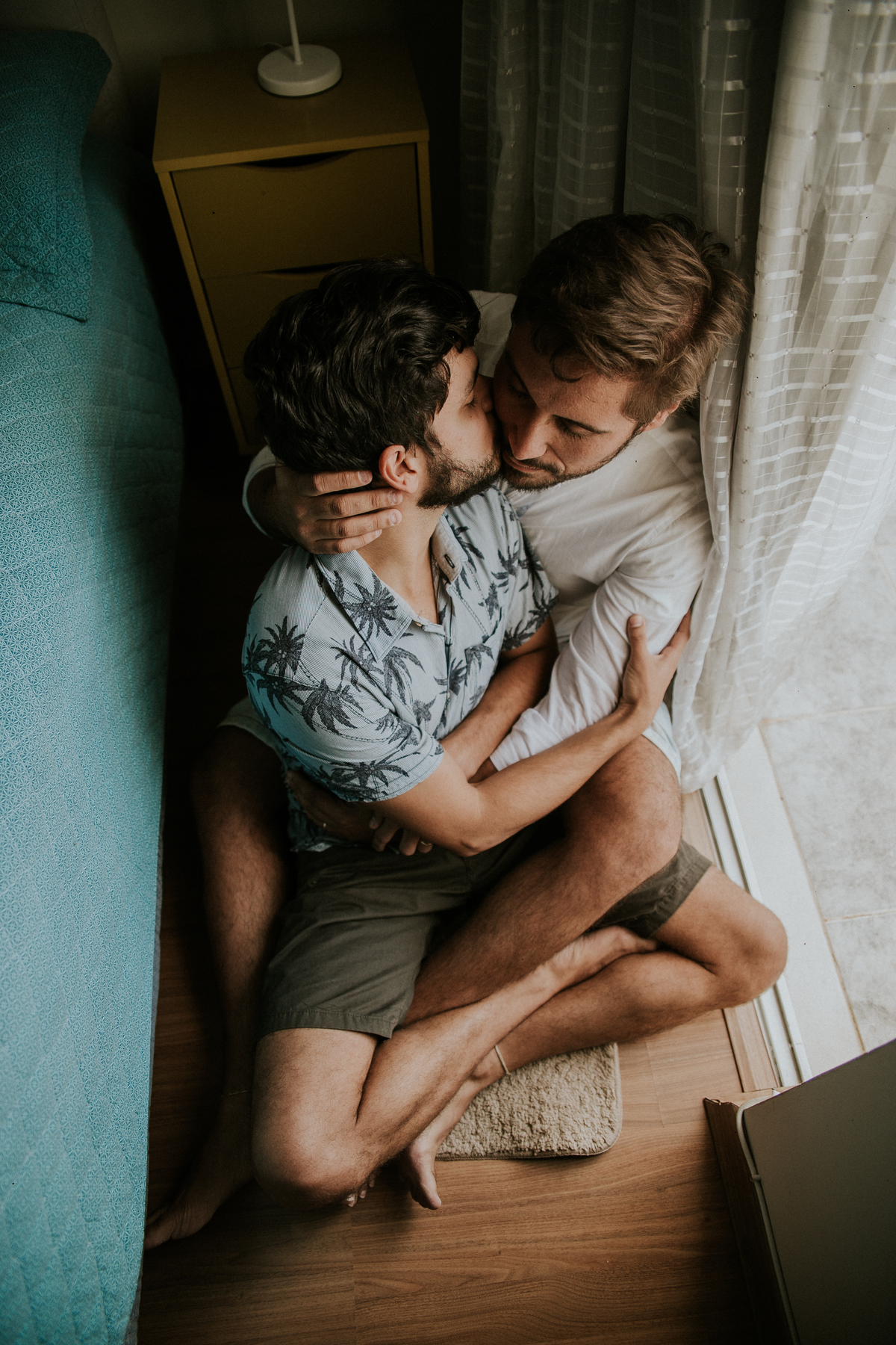 ensaio fotografico, gay, ensaio fotografico homoafetivo, gay portrait, inspiração de ensaio, inspiração de pré casamento, ensaio em casa, ensaio casual, ensaio casual de casal, casal lgbt