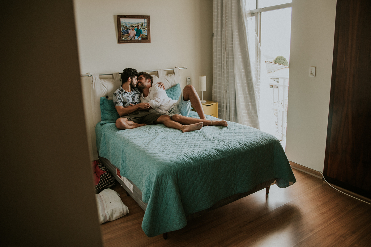 ensaio fotografico, gay, ensaio fotografico homoafetivo, gay portrait, inspiração de ensaio, inspiração de pré casamento, ensaio em casa, ensaio casual, ensaio casual de casal, casal lgbt