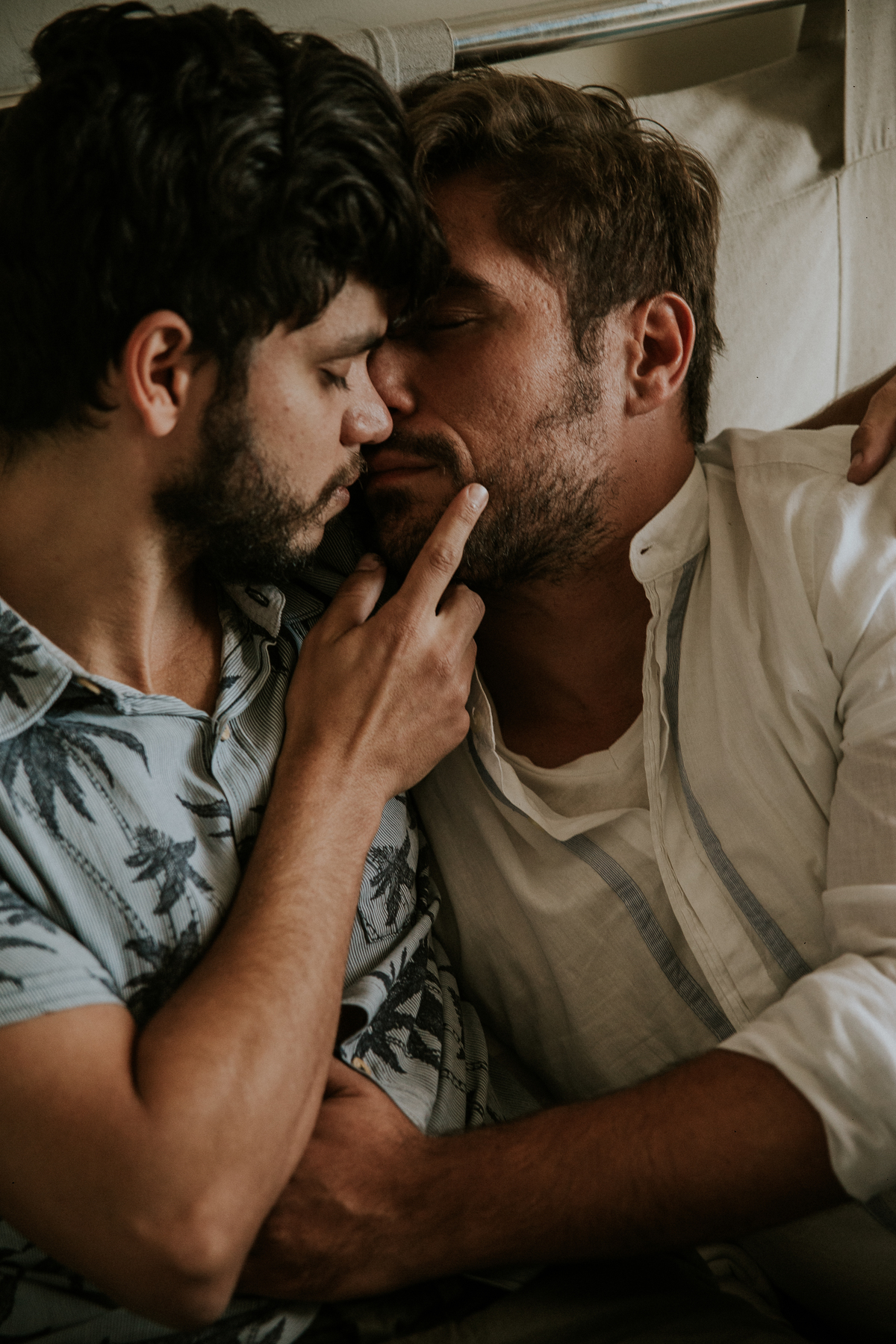 ensaio fotografico, gay, ensaio fotografico homoafetivo, gay portrait, inspiração de ensaio, inspiração de pré casamento, ensaio em casa, ensaio casual, ensaio casual de casal, casal lgbt