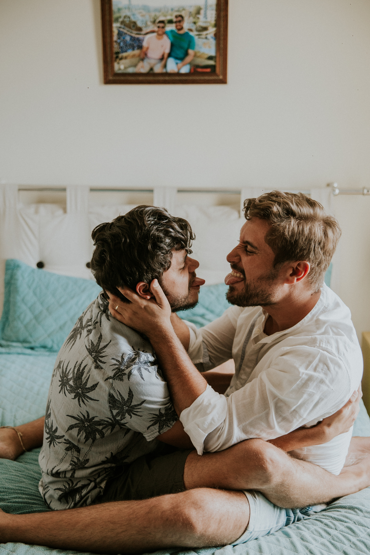 ensaio fotografico, gay, ensaio fotografico homoafetivo, gay portrait, inspiração de ensaio, inspiração de pré casamento, ensaio em casa, ensaio casual, ensaio casual de casal, casal lgbt