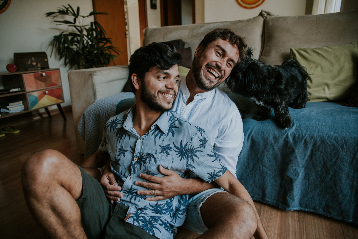 ensaio fotografico, gay, ensaio fotografico homoafetivo, gay portrait, inspiração de ensaio, inspiração de pré casamento, ensaio em casa, ensaio casual, ensaio casual de casal, casal lgbt