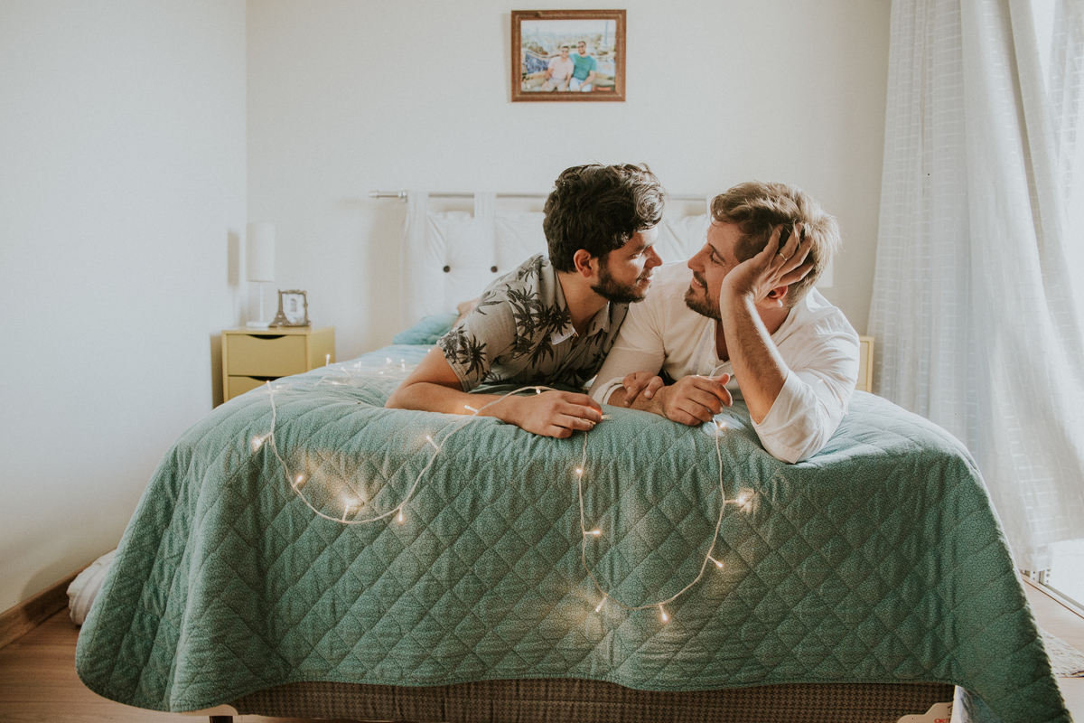 ensaio fotografico, gay, ensaio fotografico homoafetivo, gay portrait, inspiração de ensaio, inspiração de pré casamento, ensaio em casa, ensaio casual, ensaio casual de casal, casal lgbt
