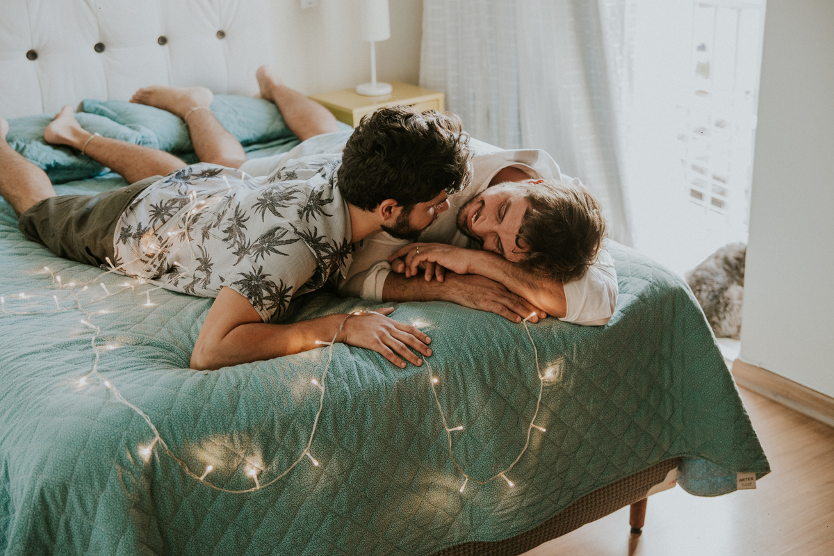 ensaio fotografico, gay, ensaio fotografico homoafetivo, gay portrait, inspiração de ensaio, inspiração de pré casamento, ensaio em casa, ensaio casual, ensaio casual de casal, casal lgbt