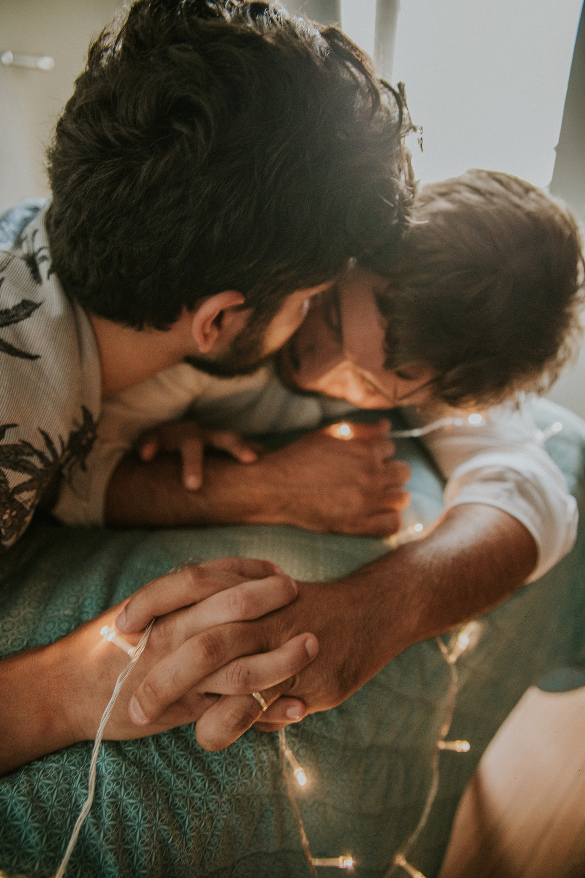 ensaio fotografico, gay, ensaio fotografico homoafetivo, gay portrait, inspiração de ensaio, inspiração de pré casamento, ensaio em casa, ensaio casual, ensaio casual de casal, casal lgbt