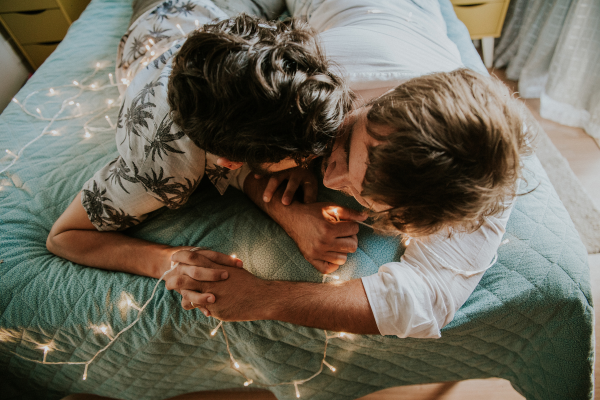 ensaio fotografico, gay, ensaio fotografico homoafetivo, gay portrait, inspiração de ensaio, inspiração de pré casamento, ensaio em casa, ensaio casual, ensaio casual de casal, casal lgbt