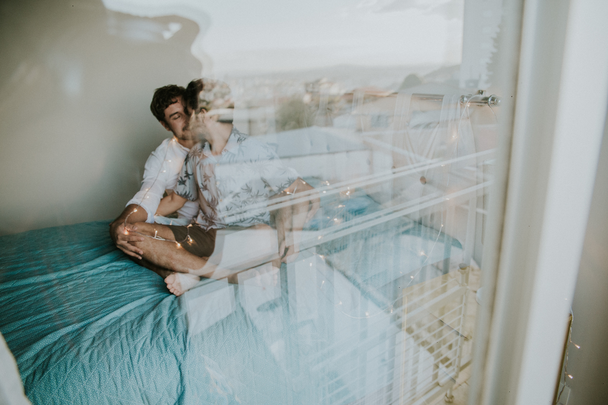 ensaio fotografico, gay, ensaio fotografico homoafetivo, gay portrait, inspiração de ensaio, inspiração de pré casamento, ensaio em casa, ensaio casual, ensaio casual de casal, casal lgbt