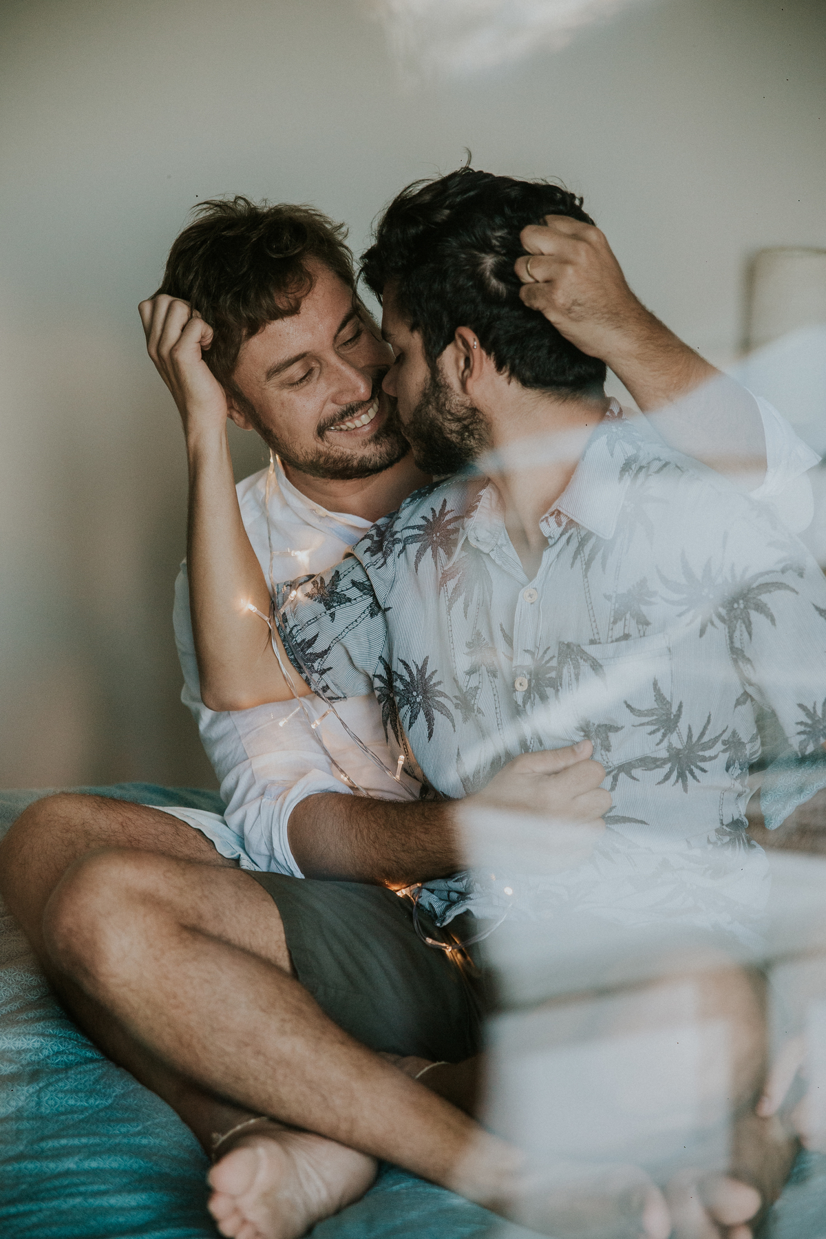 ensaio fotografico, gay, ensaio fotografico homoafetivo, gay portrait, inspiração de ensaio, inspiração de pré casamento, ensaio em casa, ensaio casual, ensaio casual de casal, casal lgbt