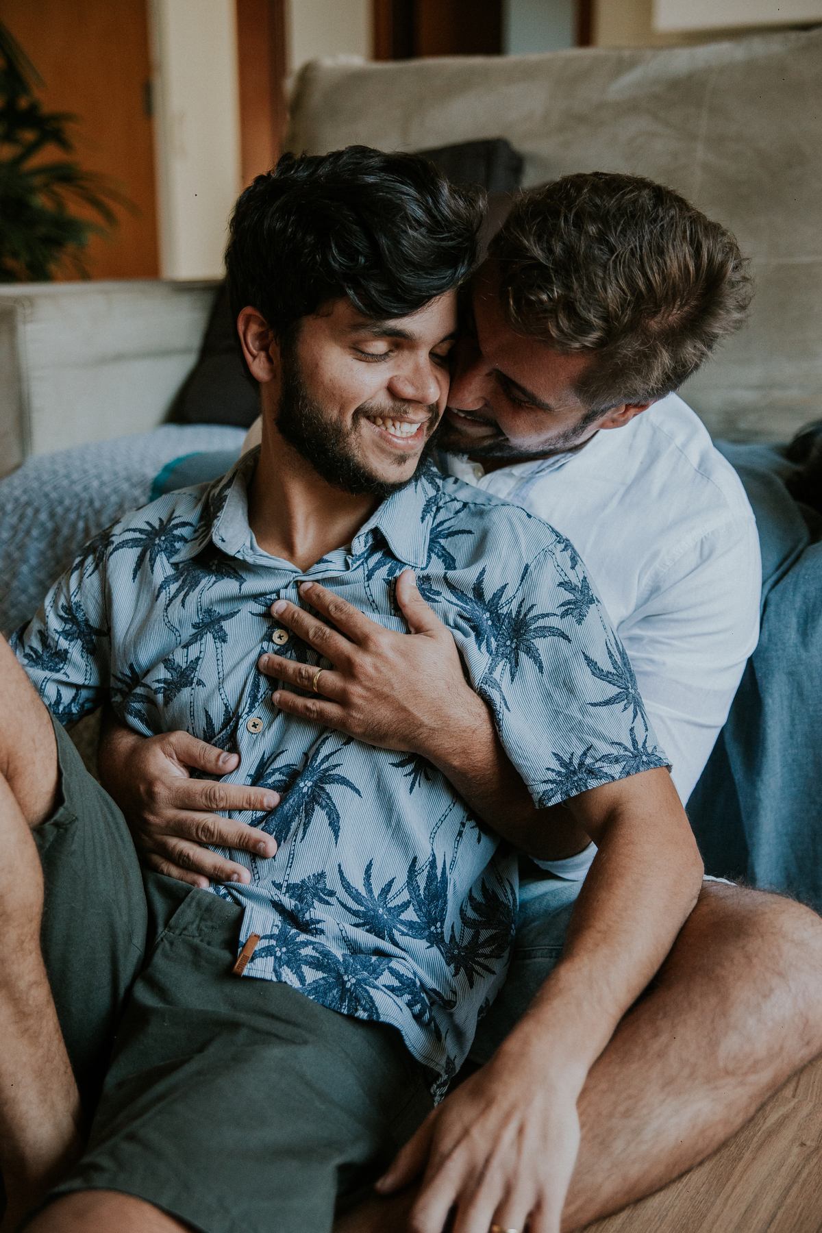ensaio fotografico, gay, ensaio fotografico homoafetivo, gay portrait, inspiração de ensaio, inspiração de pré casamento, ensaio em casa, ensaio casual, ensaio casual de casal, casal lgbt