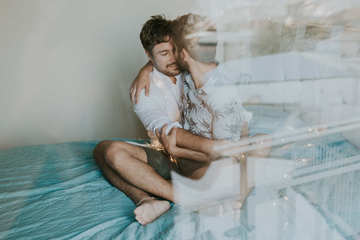 ensaio fotografico, gay, ensaio fotografico homoafetivo, gay portrait, inspiração de ensaio, inspiração de pré casamento, ensaio em casa, ensaio casual, ensaio casual de casal, casal lgbt