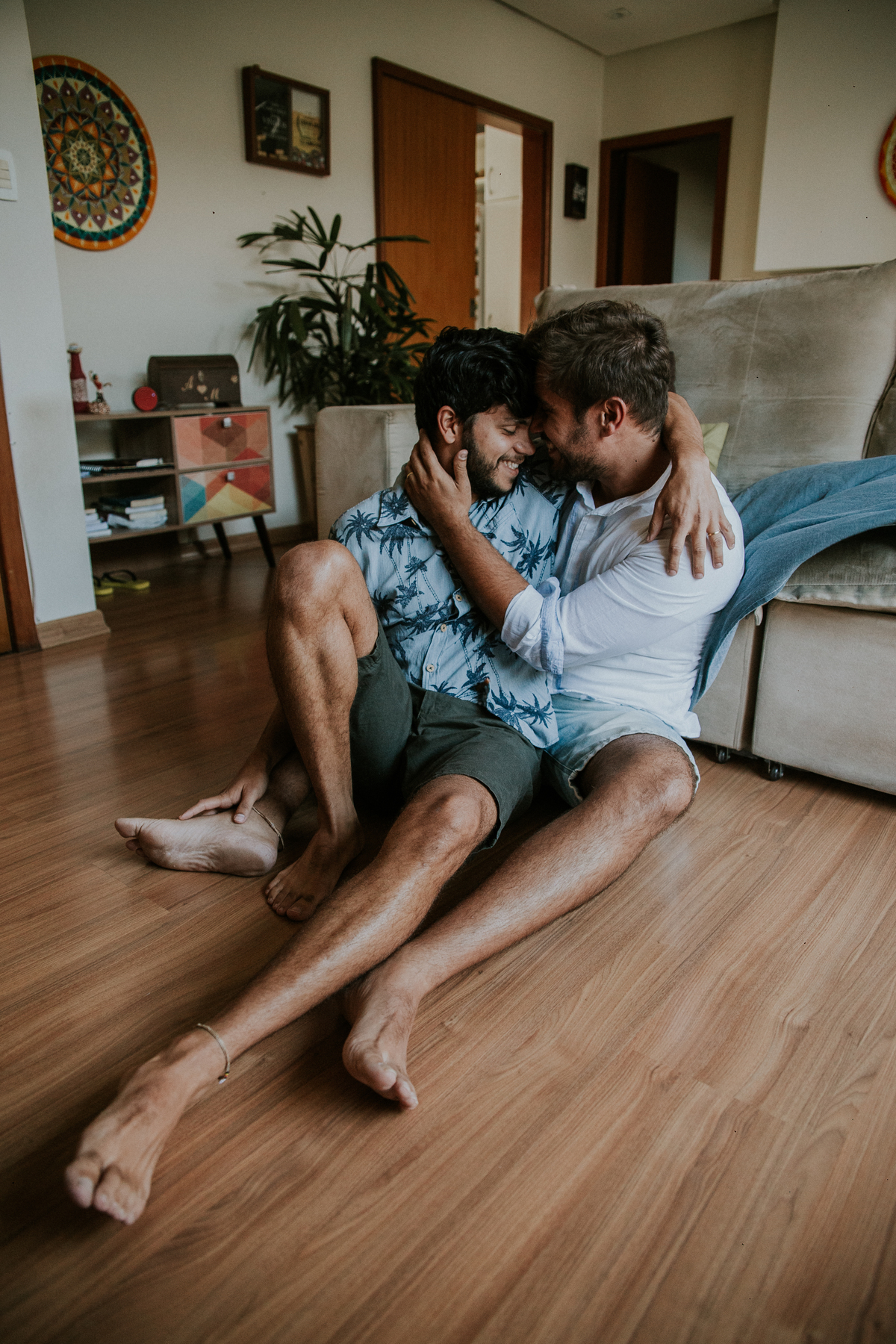 ensaio fotografico, gay, ensaio fotografico homoafetivo, gay portrait, inspiração de ensaio, inspiração de pré casamento, ensaio em casa, ensaio casual, ensaio casual de casal, casal lgbt