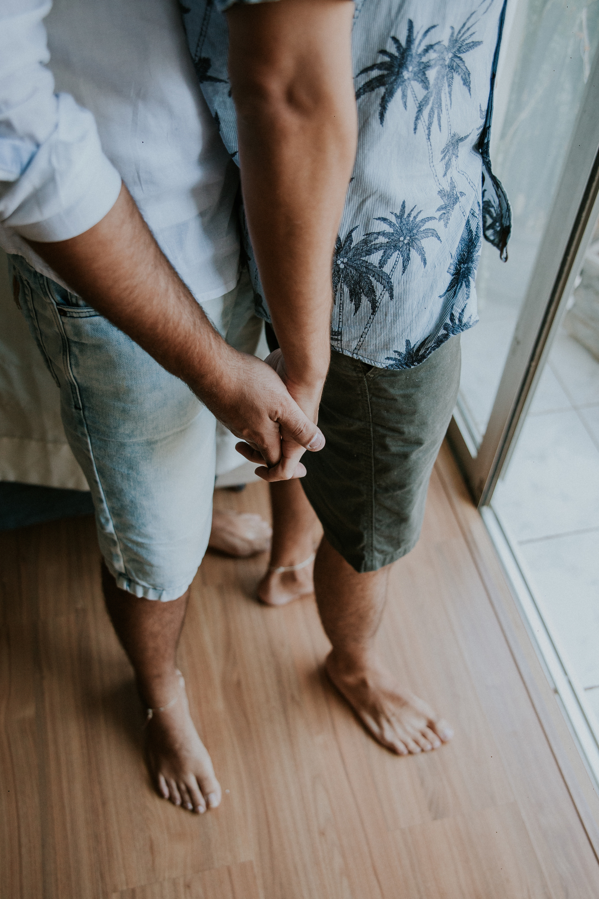 ensaio fotografico, gay, ensaio fotografico homoafetivo, gay portrait, inspiração de ensaio, inspiração de pré casamento, ensaio em casa, ensaio casual, ensaio casual de casal, casal lgbt