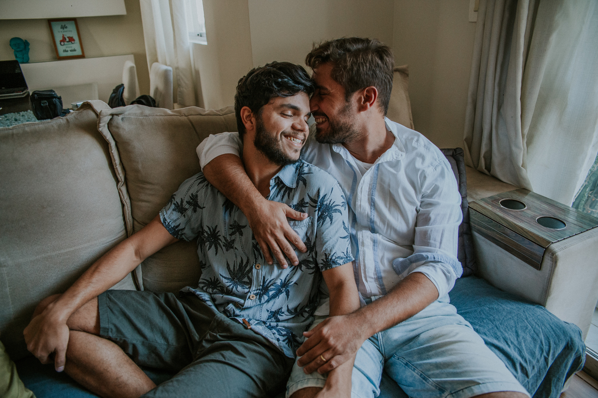 ensaio fotografico, gay, ensaio fotografico homoafetivo, gay portrait, inspiração de ensaio, inspiração de pré casamento, ensaio em casa, ensaio casual, ensaio casual de casal, casal lgbt