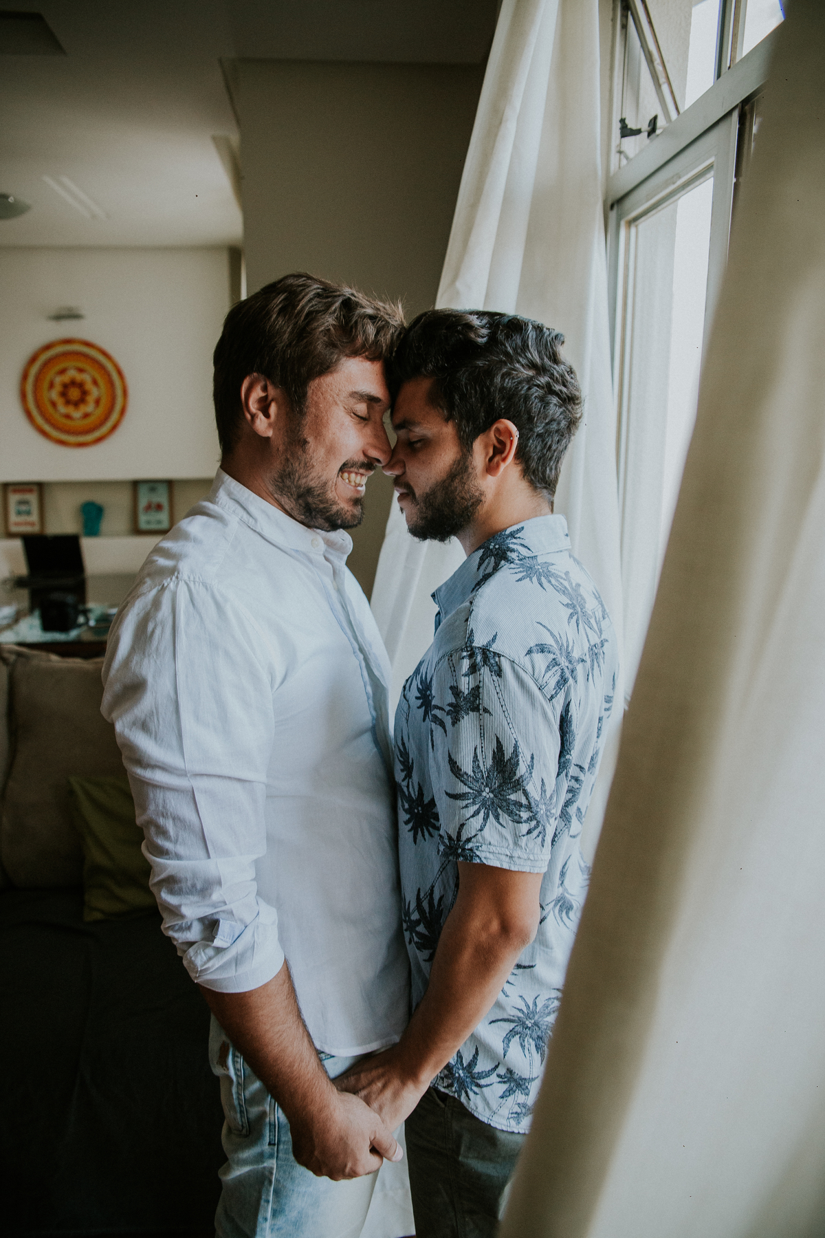 ensaio fotografico, gay, ensaio fotografico homoafetivo, gay portrait, inspiração de ensaio, inspiração de pré casamento, ensaio em casa, ensaio casual, ensaio casual de casal, casal lgbt