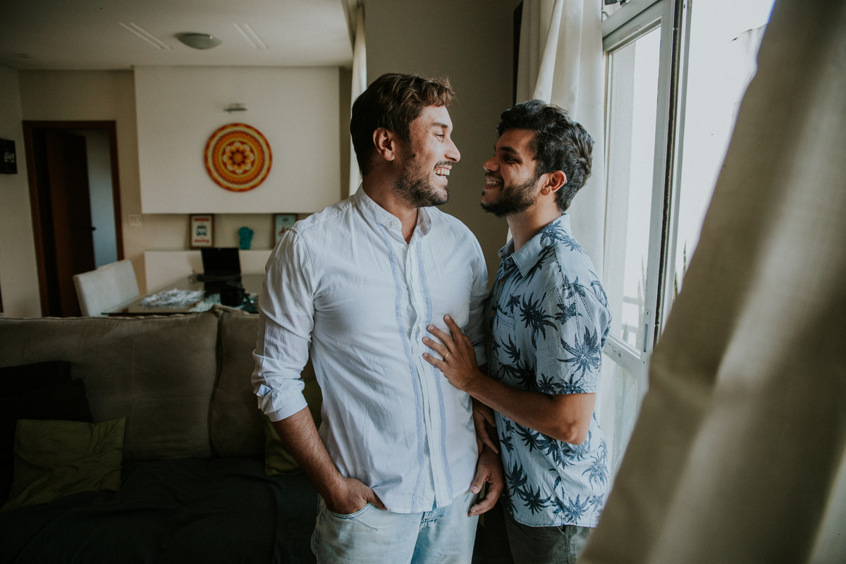ensaio fotografico, gay, ensaio fotografico homoafetivo, gay portrait, inspiração de ensaio, inspiração de pré casamento, ensaio em casa, ensaio casual, ensaio casual de casal, casal lgbt