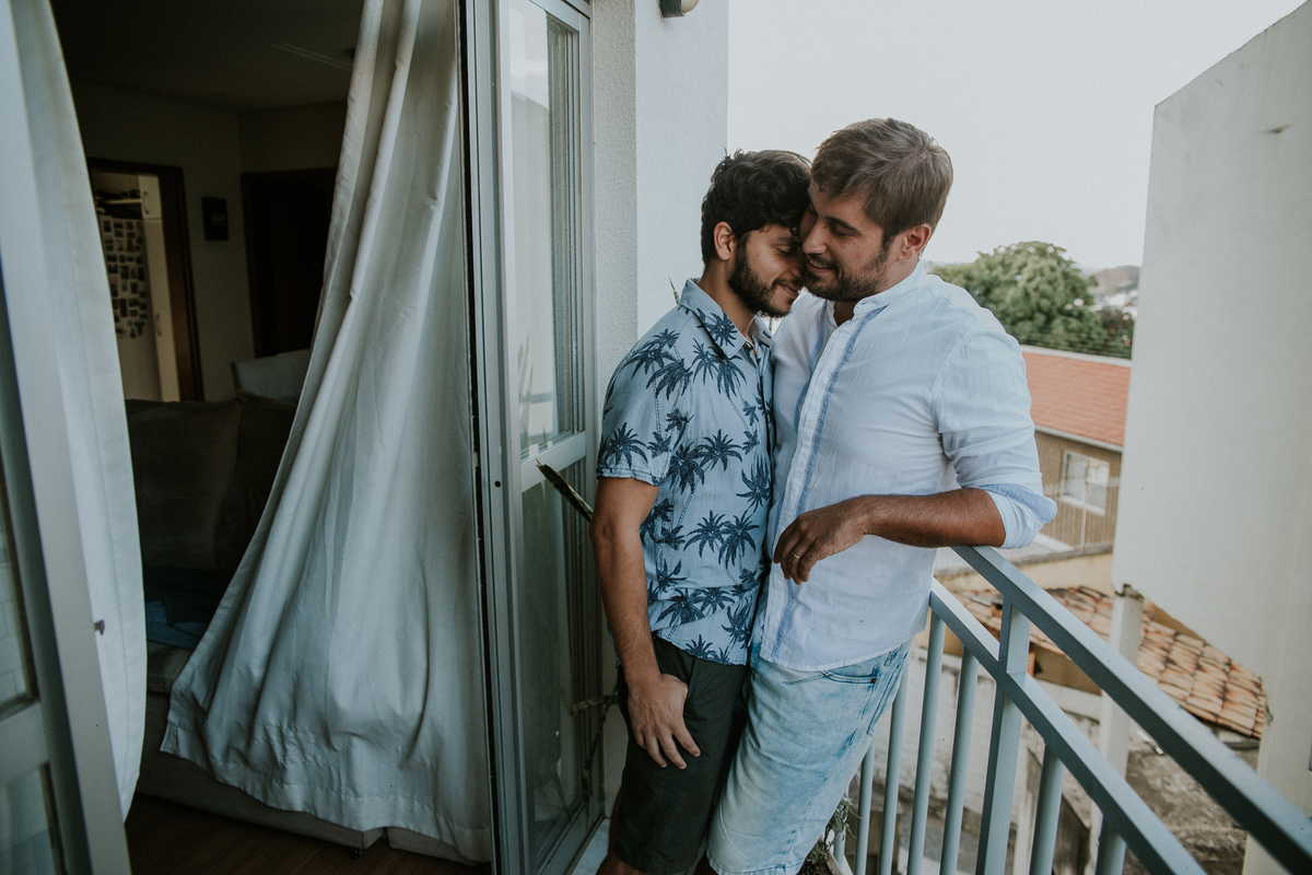 ensaio fotografico, gay, ensaio fotografico homoafetivo, gay portrait, inspiração de ensaio, inspiração de pré casamento, ensaio em casa, ensaio casual, ensaio casual de casal, casal lgbt
