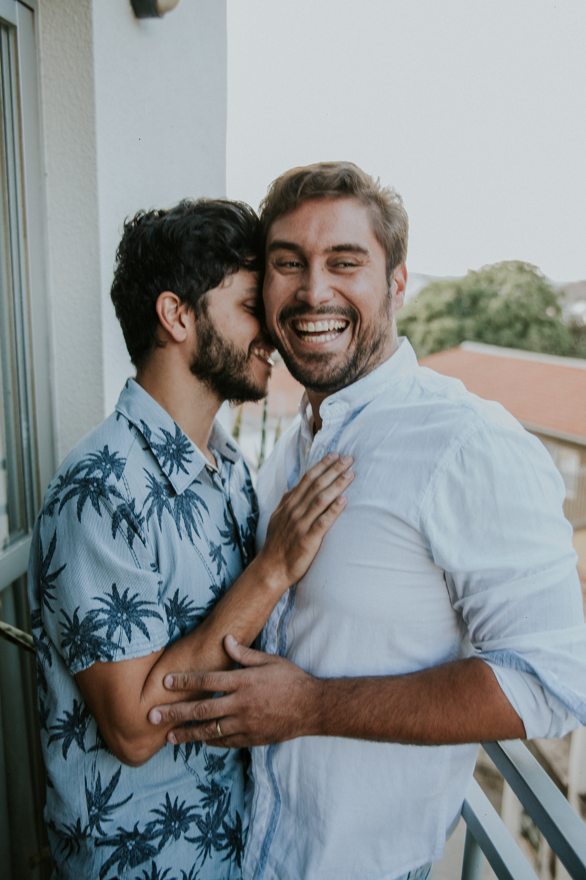 ensaio fotografico, gay, ensaio fotografico homoafetivo, gay portrait, inspiração de ensaio, inspiração de pré casamento, ensaio em casa, ensaio casual, ensaio casual de casal, casal lgbt