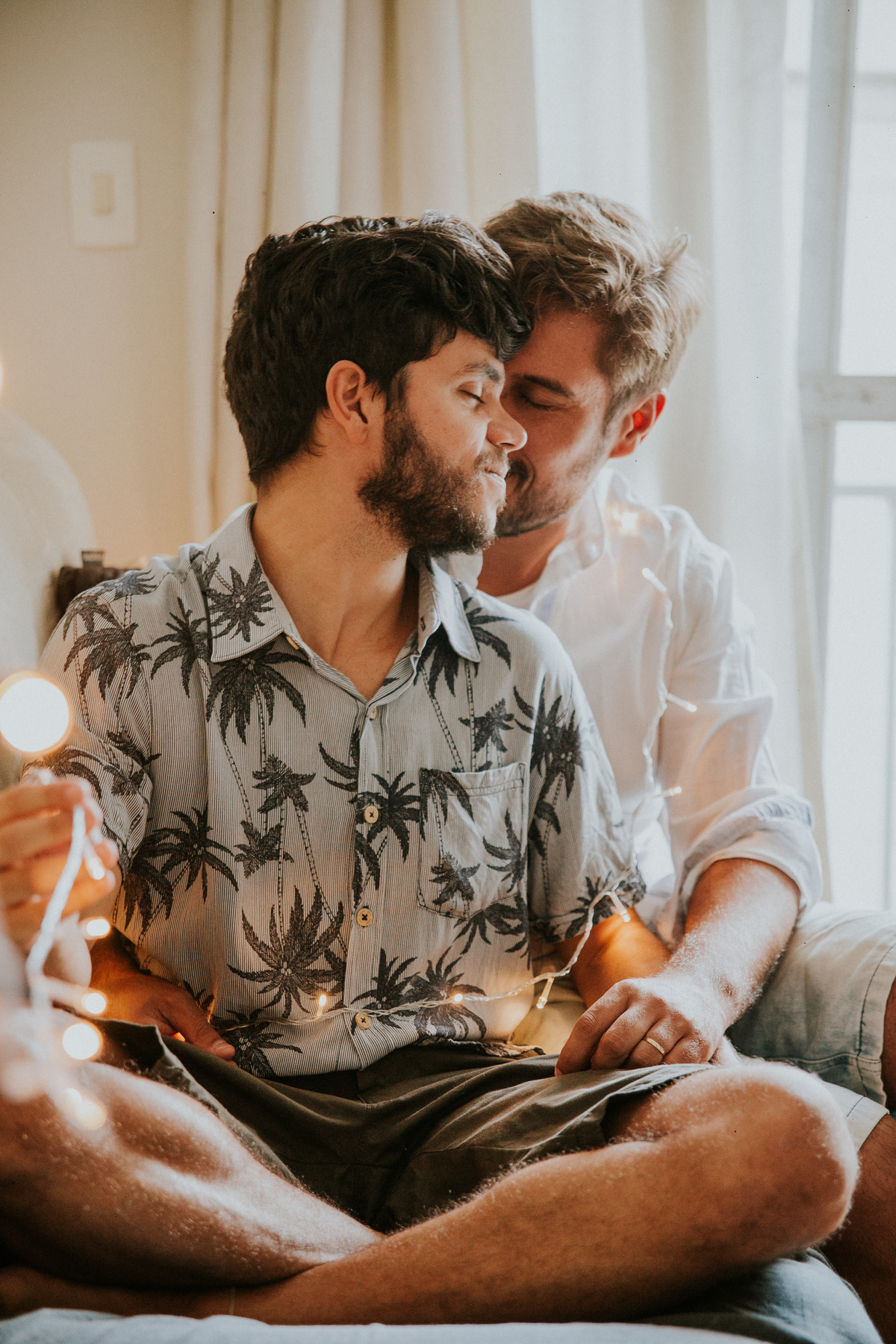 ensaio fotografico, gay, ensaio fotografico homoafetivo, gay portrait, inspiração de ensaio, inspiração de pré casamento, ensaio em casa, ensaio casual, ensaio casual de casal, casal lgbt