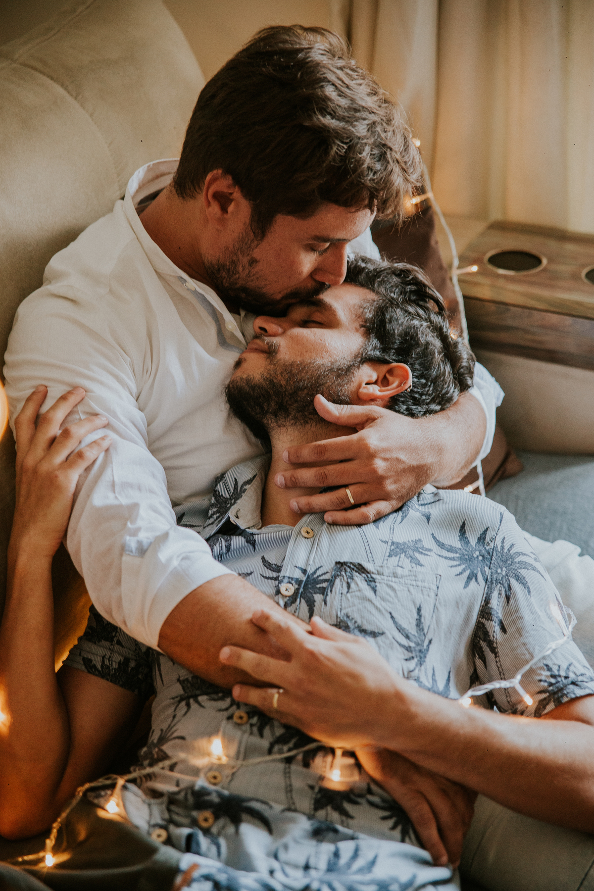ensaio fotografico, gay, ensaio fotografico homoafetivo, gay portrait, inspiração de ensaio, inspiração de pré casamento, ensaio em casa, ensaio casual, ensaio casual de casal, casal lgbt