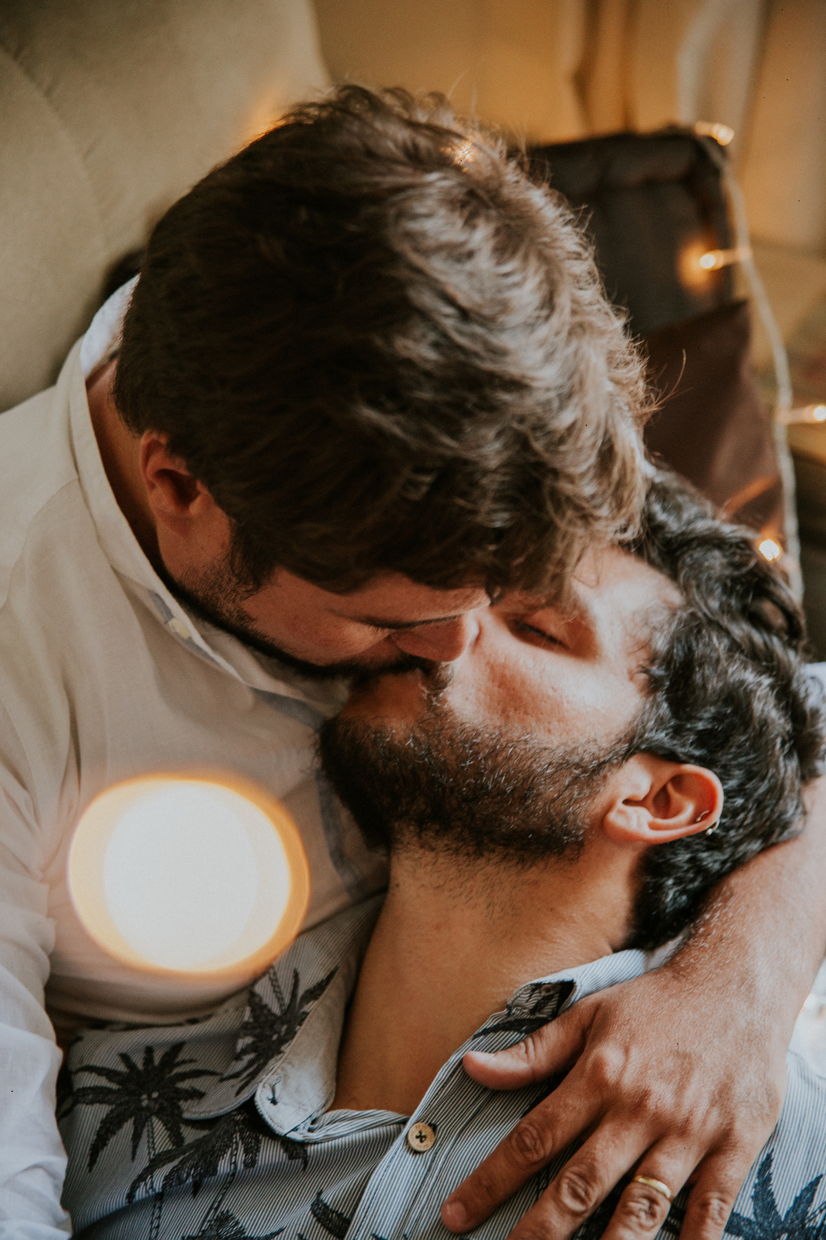 ensaio fotografico, gay, ensaio fotografico homoafetivo, gay portrait, inspiração de ensaio, inspiração de pré casamento, ensaio em casa, ensaio casual, ensaio casual de casal, casal lgbt