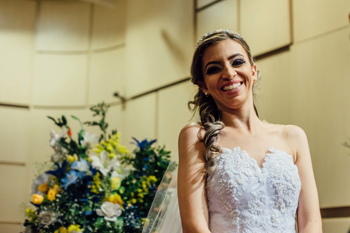 noiva sorrindo durante o casamento