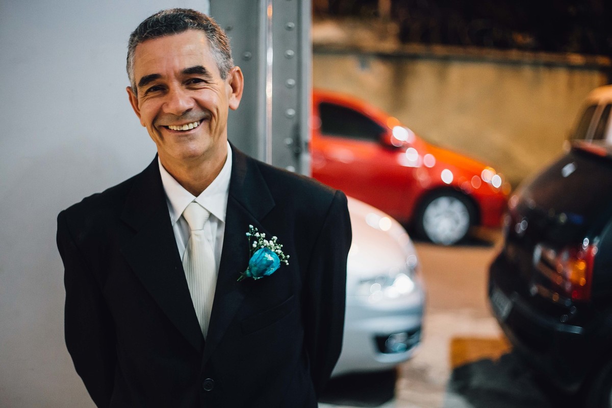 pai da noiva sorrindo esperando ela chegar