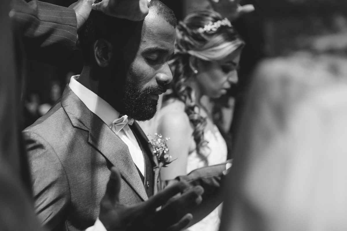 casal recebendo a benção dos pais de joelhos