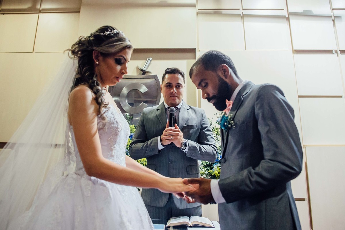 noivos recebendo a benção do pastor durante a cerimonia de casamento