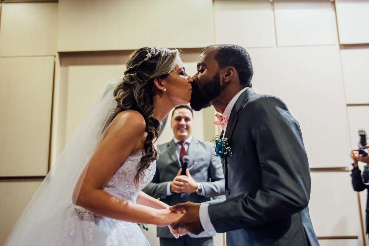 beijo de casamento, já pode beijar a noiva