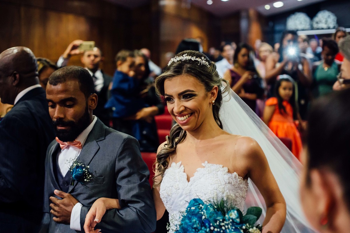 noiva entrando na igreja sorrindo