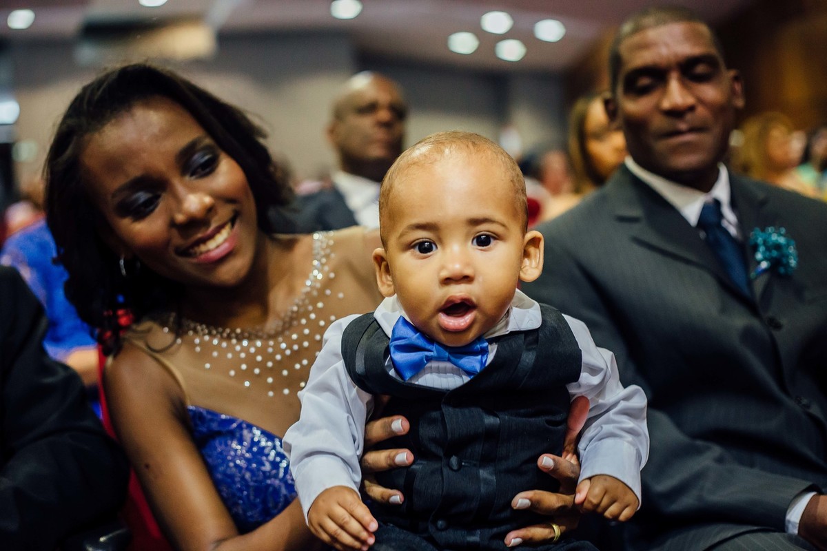 foto criança em casamento sorrindo e brincando