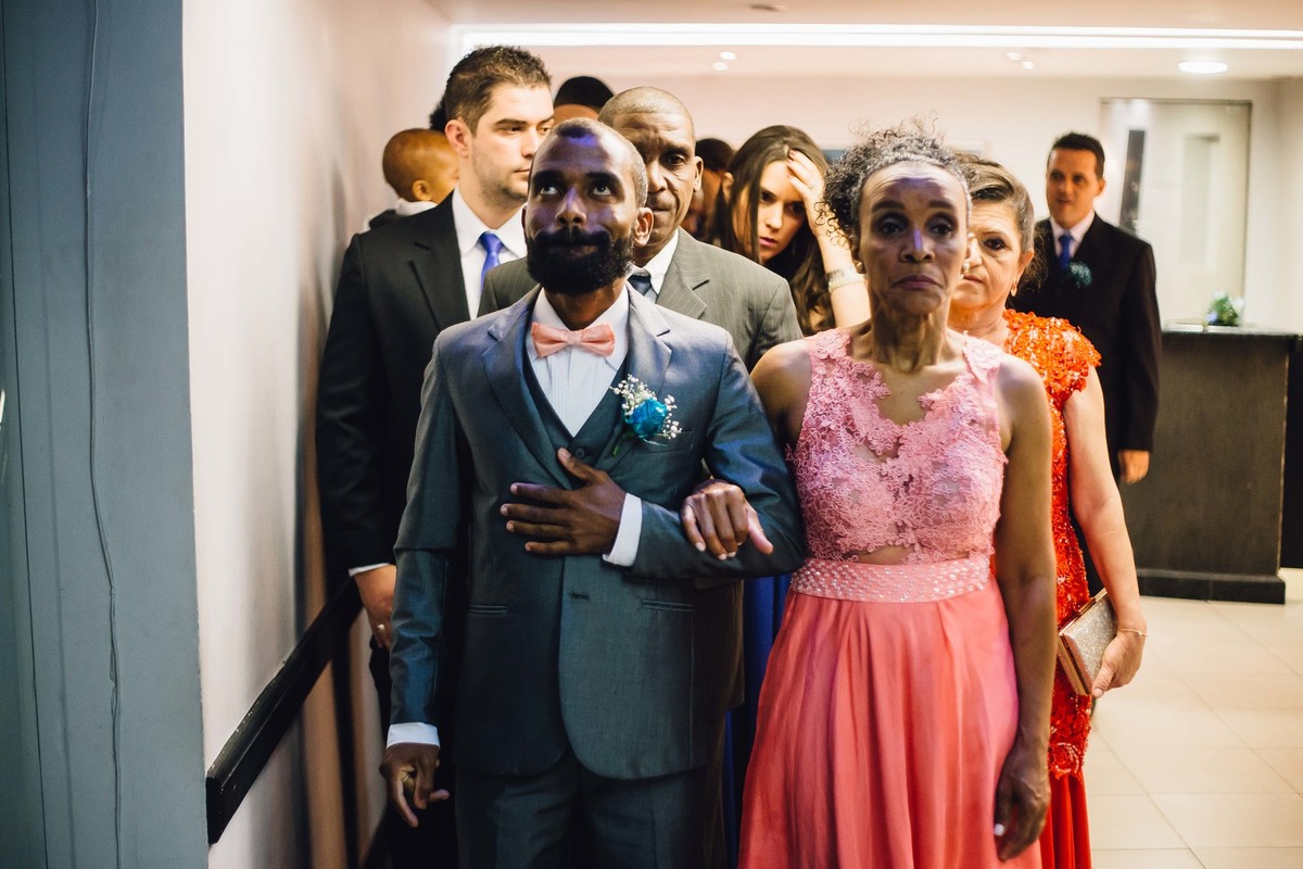 Noivo nervoso junto com a mãe