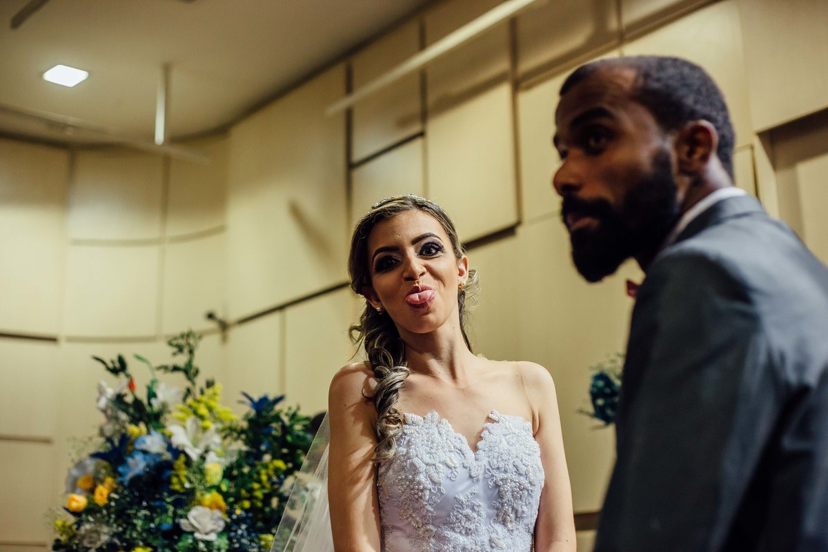 noiva fazendo careta durante a cerimonia de casamento