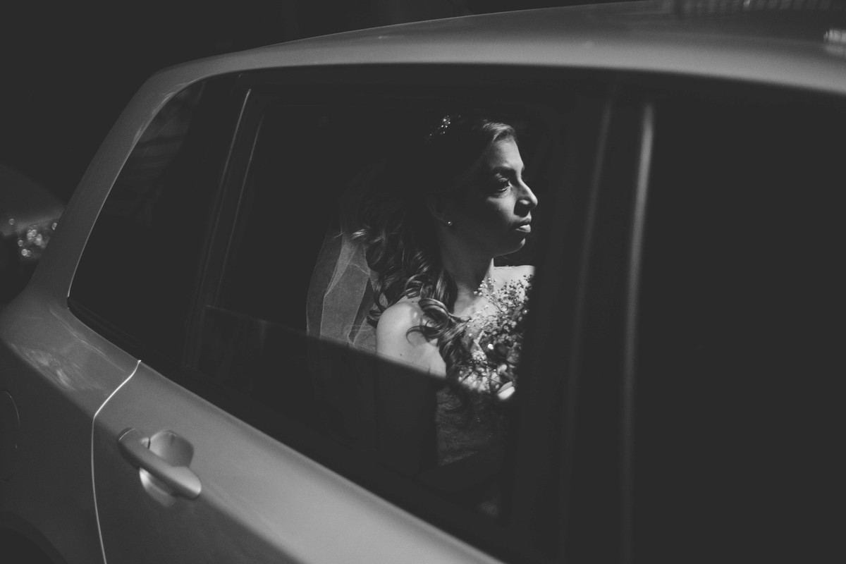 noiva dentro do carro esperando entrar na igreja