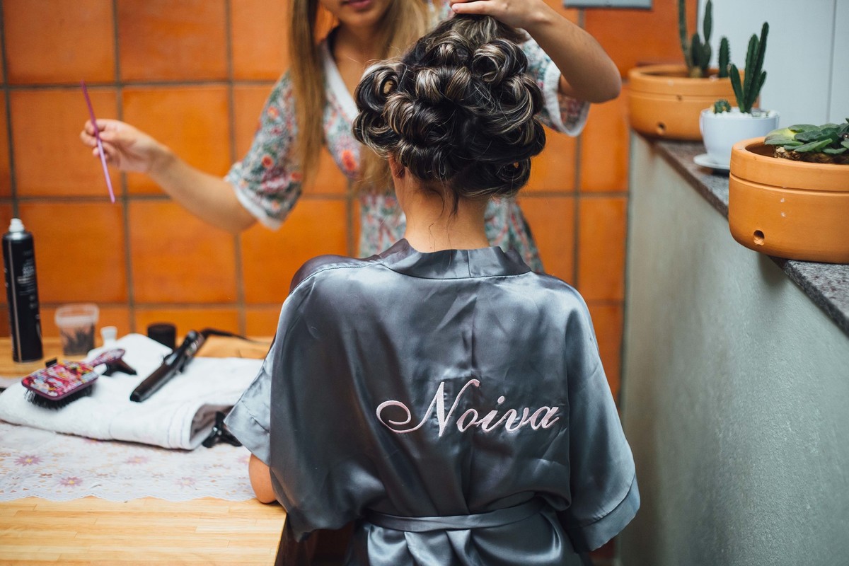 making of da noiva usando roupão