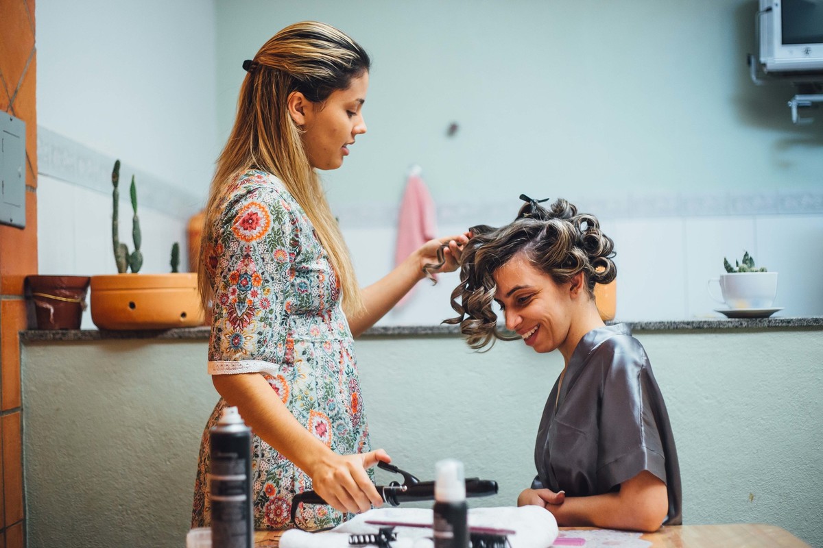 making of da noiva arrumando o cabelo
