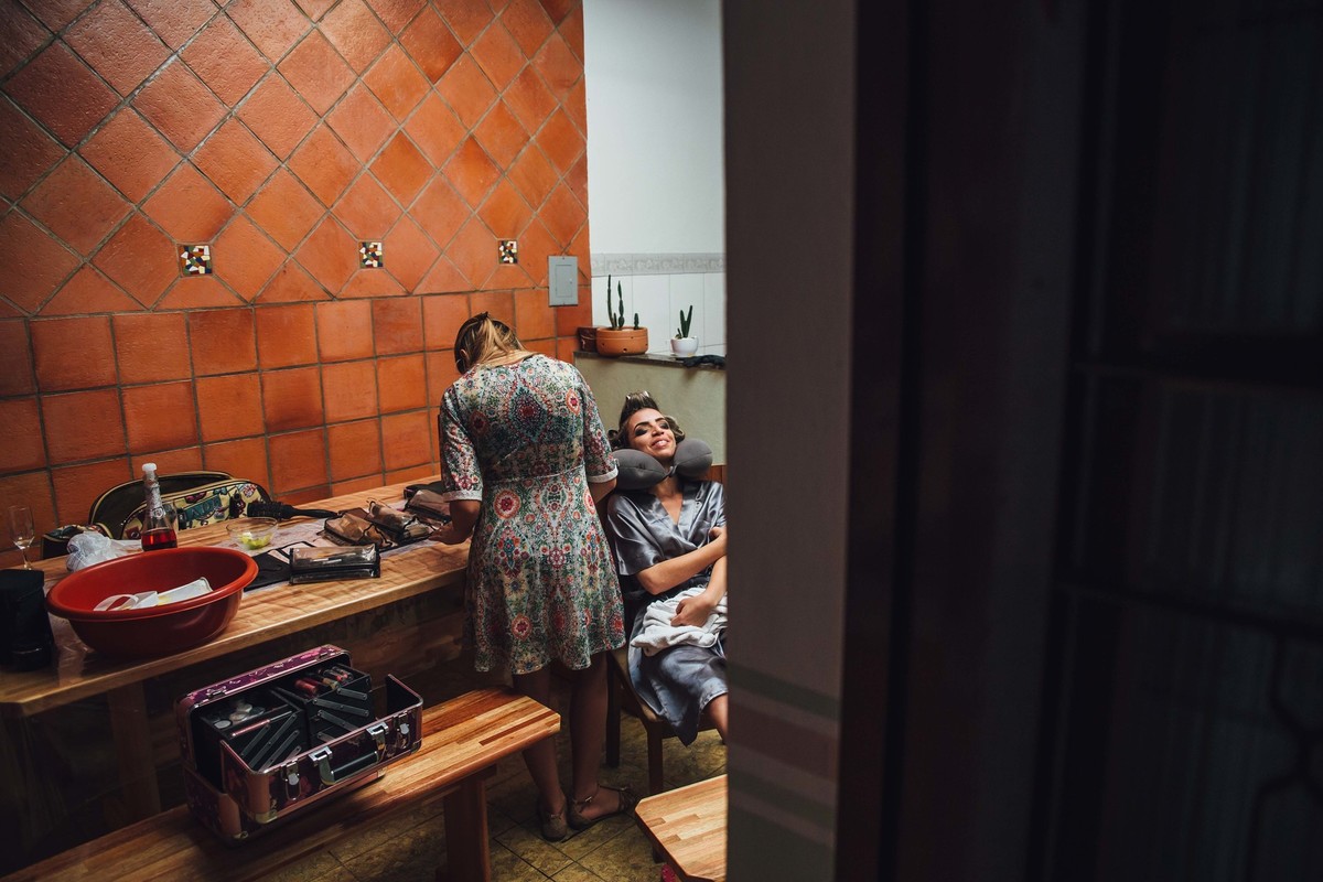 Making of da noiva arrumando e sorrindo