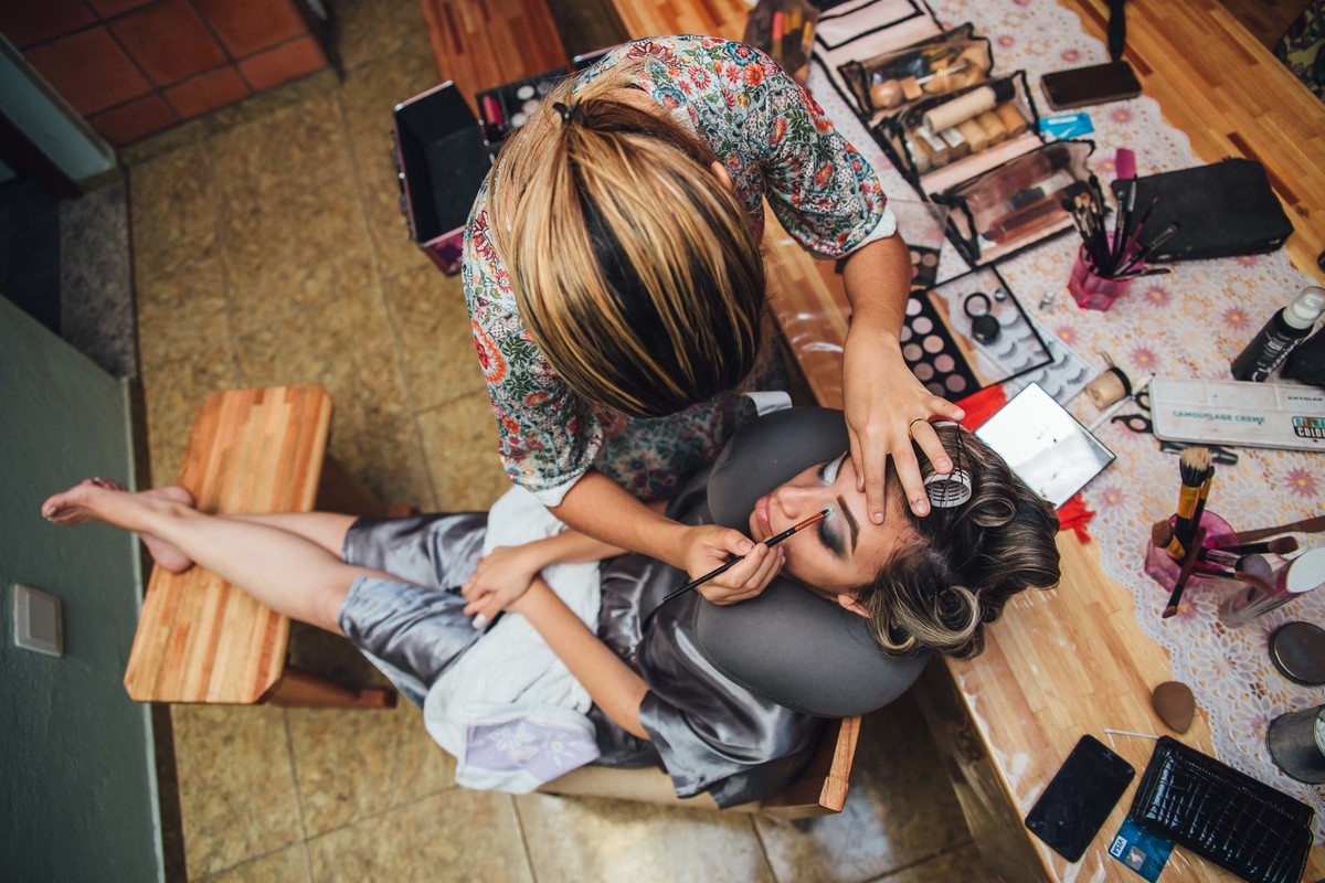 fotografia de cima durante o making of da noiva